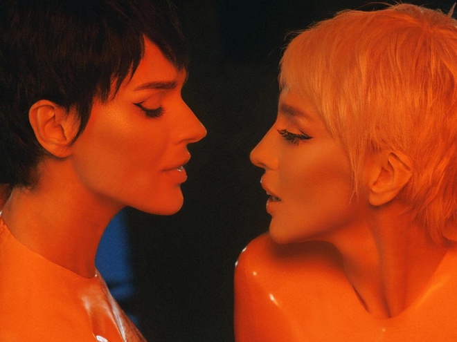 Полякова та Єфросиніна знялися разом у латексі й із коротким волоссям