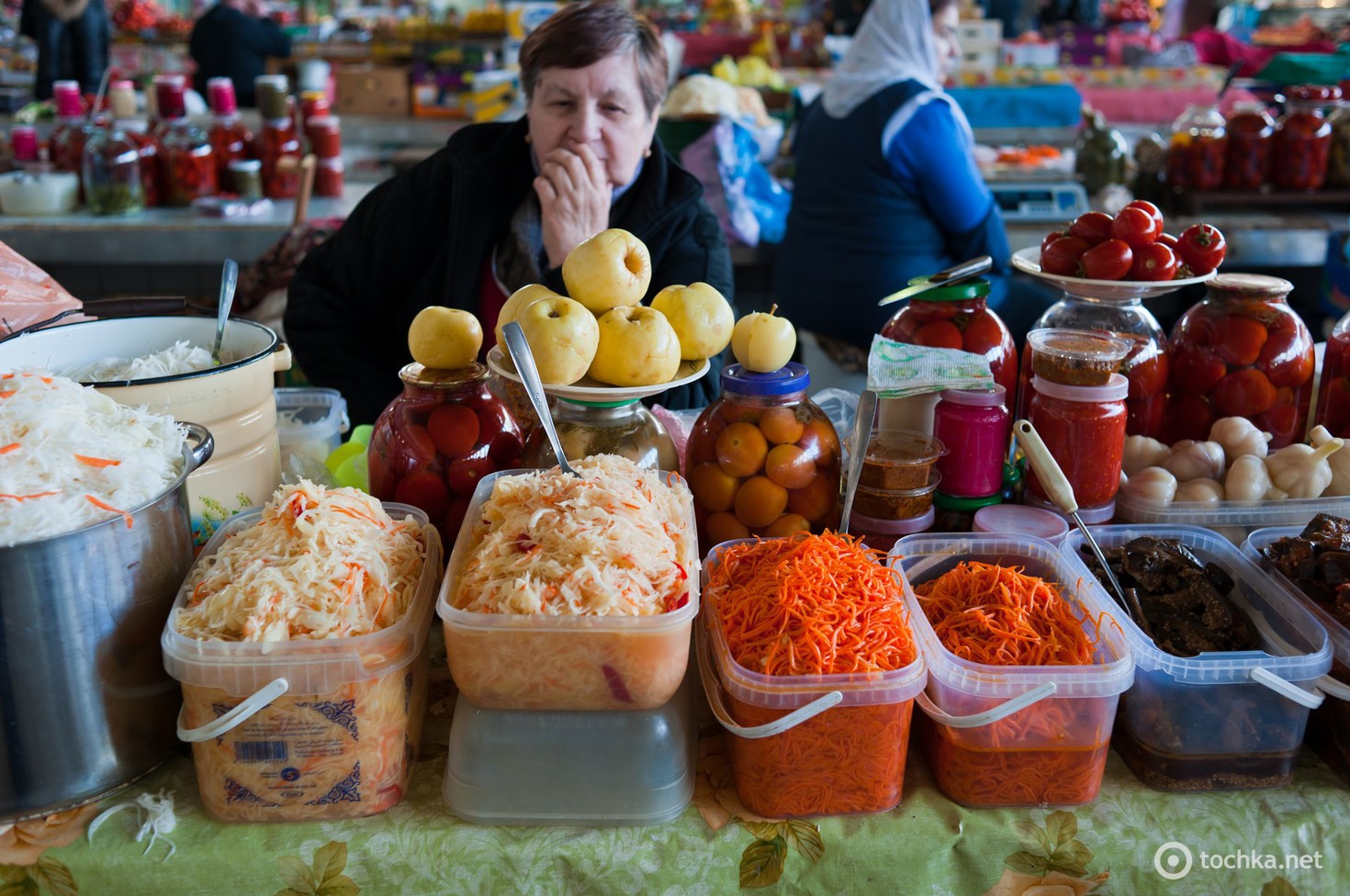 Что продают на рынке. Соленья на рынке. Торговля солением на рынке. Разносолы на рынке. Выкладка солений.