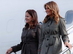 Мелания Трамп в плаще Coach