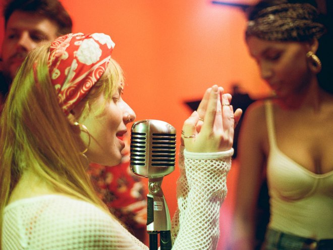 Атмосферный квартирник в новом клипе INGRET "Горячо"