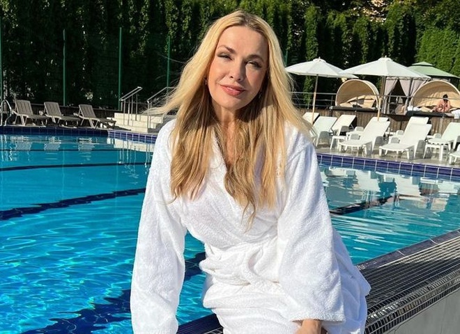 57-річна Сумська в яскравому бікіні знялася під час відпочинку у басейні