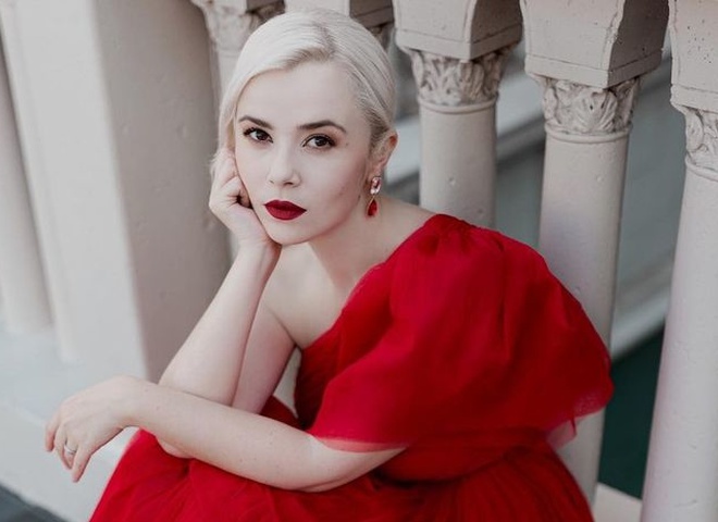 Міка Ньютон згадала про свою боротьбу з раком та показала фото з лікарні