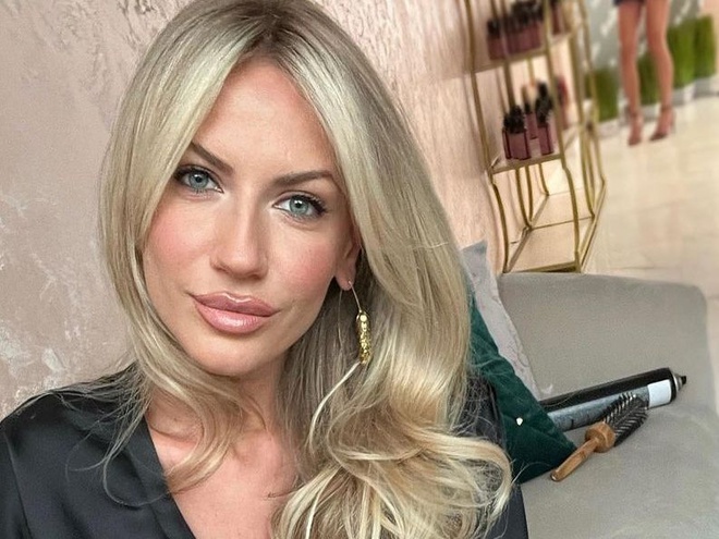 Леся Нікітюк у вечірній сукні на тонких бретелях "попрощалася з блондом"