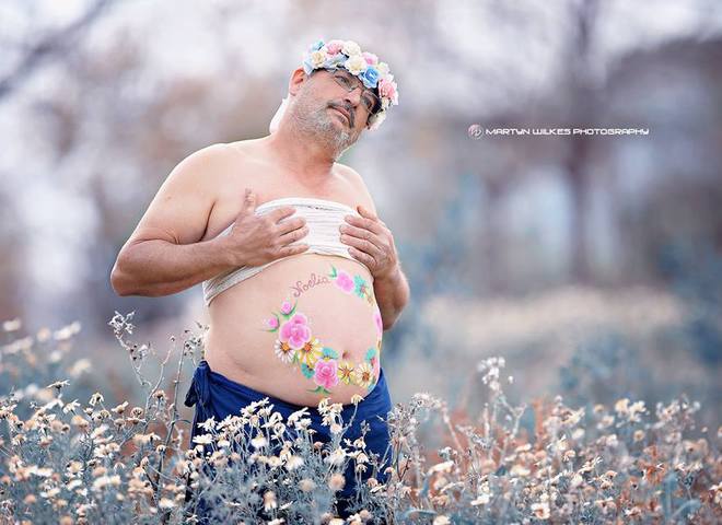 Испанец с "пивным животом" спародировал фотосессии беременных женщин