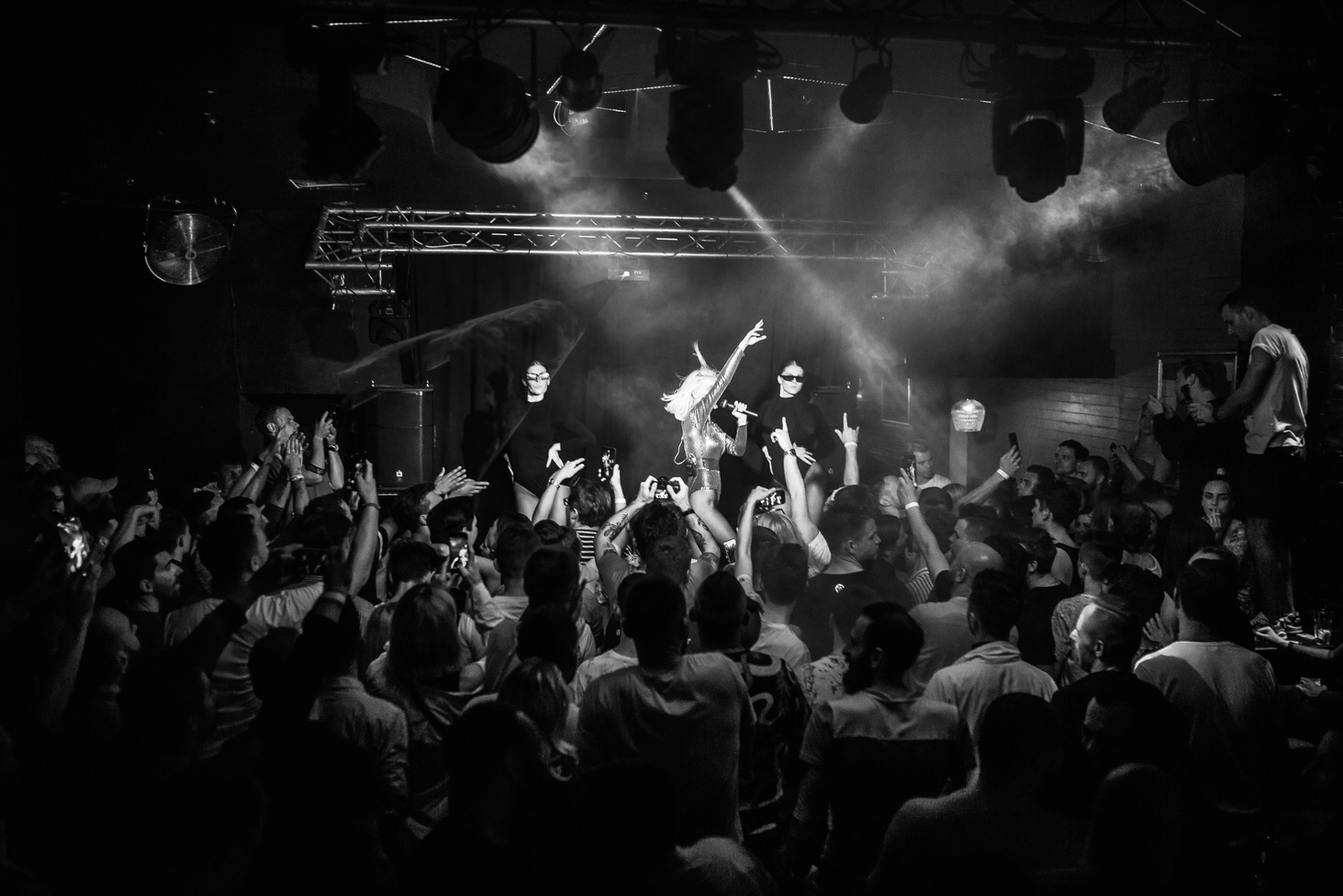 В киевском гей-клубе состоялось первое сольное выступление Миши Романовой