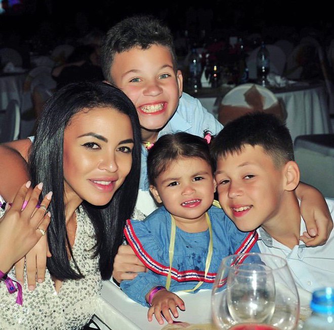 Полина Ололо с семьей
