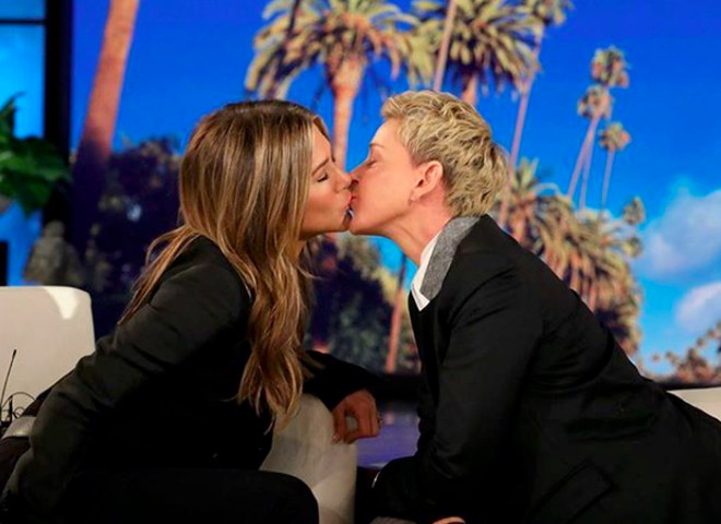 Відео дня: Дженніфер Еністон і Еллен Дедженерес поцілувалися в ефірі