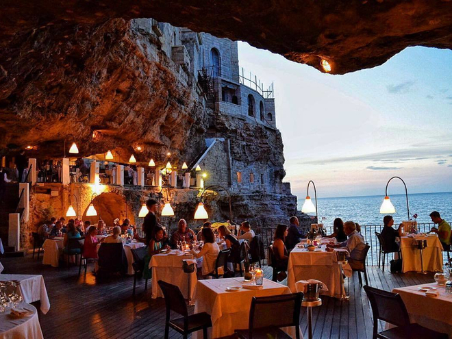 10 самых оригинальных ресторанов мира: Grotta Palazzese. Полиньяно-а-Маре, Италия