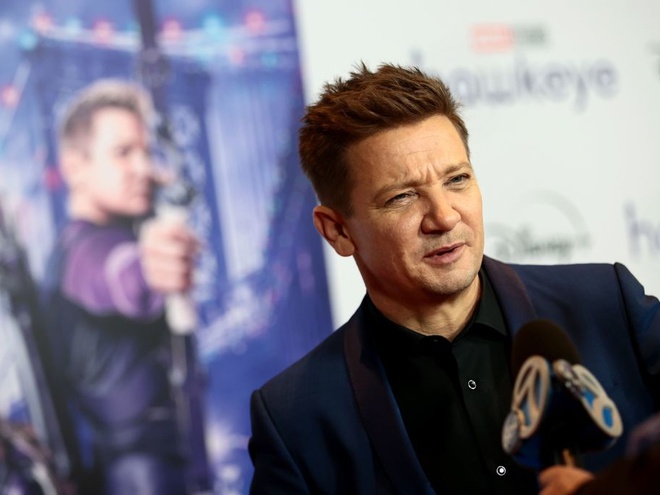 Джеремі Реннер намагався врятувати племінника, коли його збив ратрак