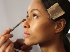 Як доглядати за шкірою навколо очей