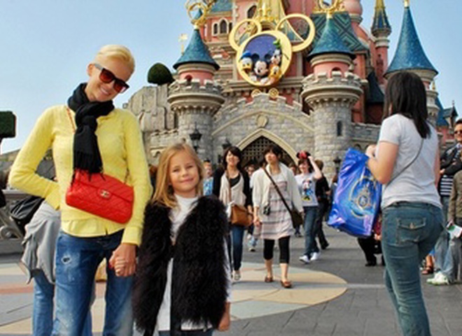 Татьяна Рамус с дочкой посетила Диснейленд