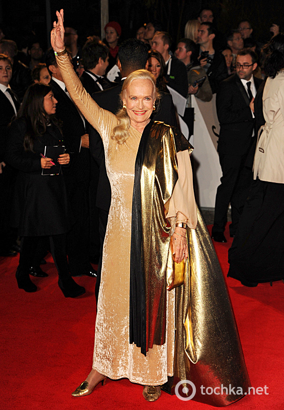 Наряди гостей на прем'єрі Бонда