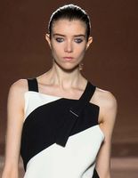 Victoria Beckham Осень 2015: макияж и прически с показа