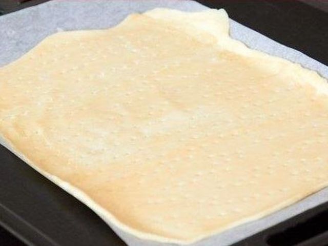 Пирог с грибами, сметаной и сыром