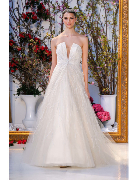 Свадебное платье с декольте