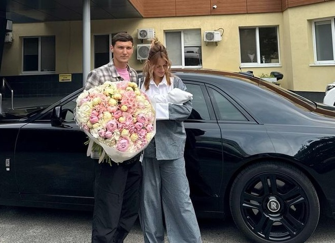 Нікітюк засвітила обличчя сина та показала, як годує його грудьми