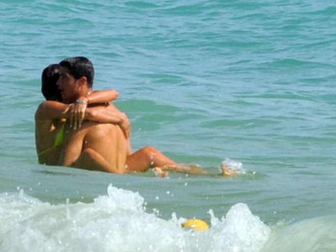 Великолепный секс с брюнеткой на пляже