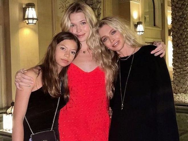 Молодша дочка Віри Брежнєвої у мінісукні засвітилася в одному з готелів Швейцарії