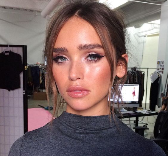 Вологий макіяж на обличчі