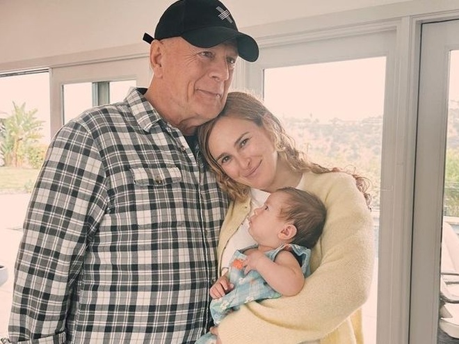 Румер Вілліс показала, як на знімальному майданчику годує однорічну дочку грудьми