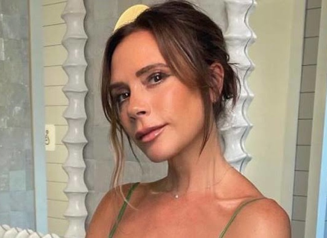 Вікторія Бекхем показала наймодніше поєднання кольорів в одязі на весну 2023