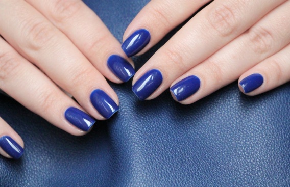 Синий маникюр: как и с чем носить  