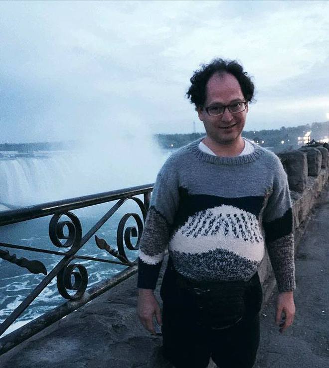 Связал и сфоткался: турист фотографируется на фоне достопримечательностей со своих свитеров