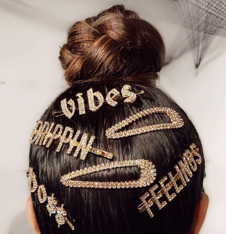 Минималистичный пучок — прическа на Новый год 2021