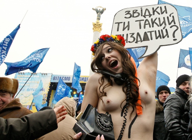 FEMEN з питанням до Януковича