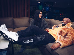 Ким Кардашьян и Канье Уэст целуются