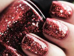 Как наносить лак с блестками: урок от бьюти-блогера