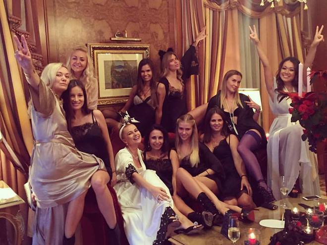 Лида Петрова с подругами