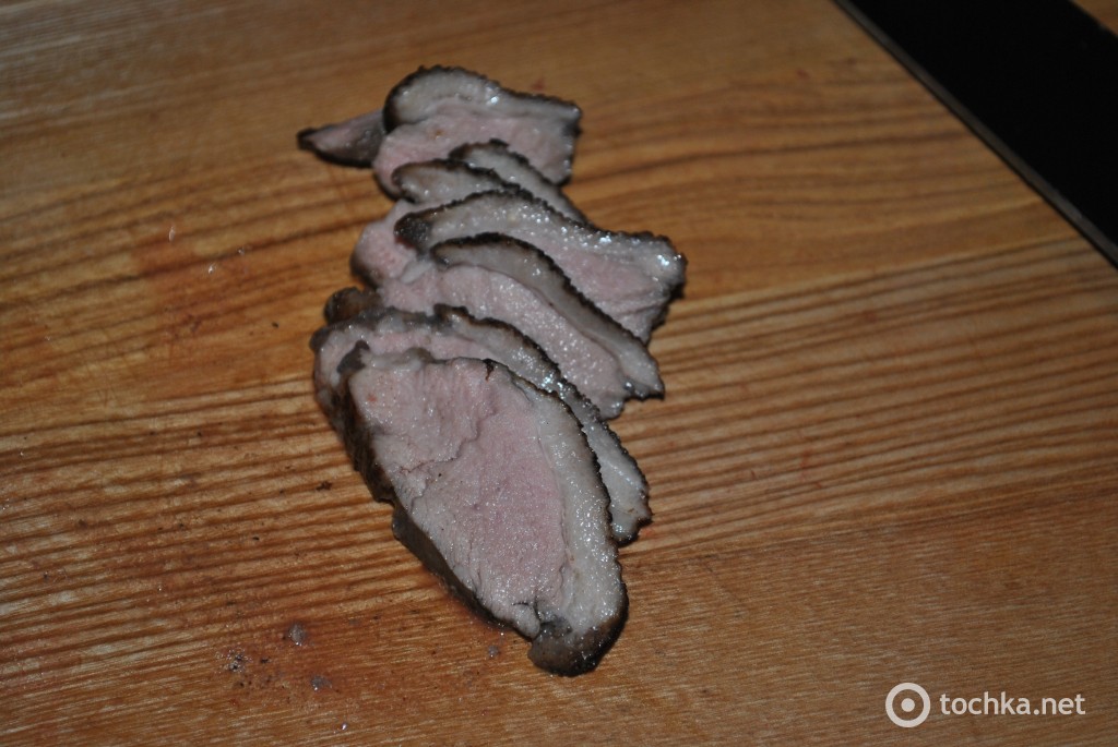 Как приготовить утку - Салат из копченой утки с манго и медово-горчичным соусом