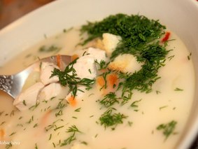 Сырный суп с куриным филе и чесночными гренками Сырный суп с куриным филе и чесночными гренками