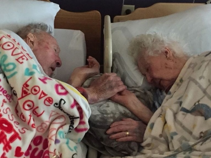 Любовь до гроба: фото пожилой пары "взорвало" Сеть