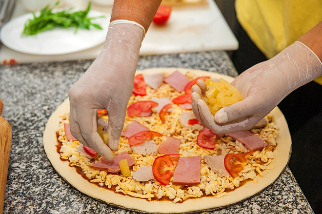 Фото итальянца когда в пиццу добавляют ананас