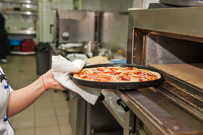 Пицца с охотничья рецепт. 4bf8a346eb0509ed1f6ec5a62093975d pizza okhotnichiya dsc 0981. Пицца с охотничья рецепт фото. Пицца с охотничья рецепт-4bf8a346eb0509ed1f6ec5a62093975d pizza okhotnichiya dsc 0981. картинка Пицца с охотничья рецепт. картинка 4bf8a346eb0509ed1f6ec5a62093975d pizza okhotnichiya dsc 0981. Охотничью пиццу можно приготовить в домашних условиях потратив на это от 15 до 40 минут. Все зависит от рецепта, которым воспользуетесь. Главный ингредиент блюда — одноименные колбаски. Остальные продукты добавляйте по своему желанию и вкусовым предпочтениям. Какие ингредиенты гармонично сочетаются в начинке и как приготовить пиццу за 15 минут — пошаговые рецепты с фото.