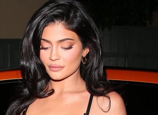 Look of the day: Кайлі Дженнер гуляє Парижем у "найнебезпечнішій" сукні