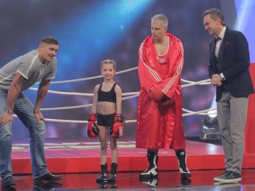 У першій програмі "Крутіше всіх" – чотирирічний геній географії, боксер з косичками і найстійкіший хлопчик