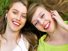 Дівчата з навушниками