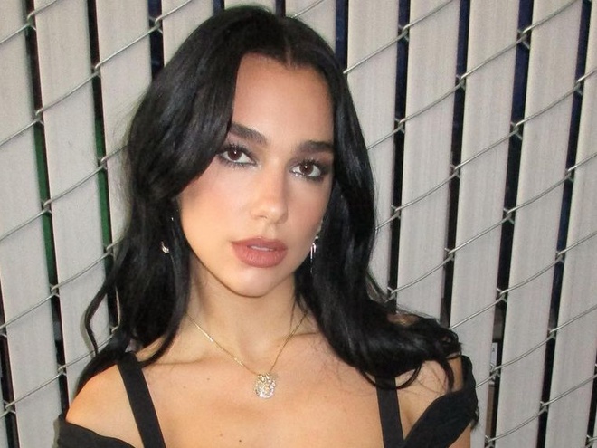 Дуа Липа вразила підписників світлиною в білизні на рожевому кадилаку