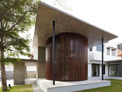 Кругла вітальня з мобільними стінами