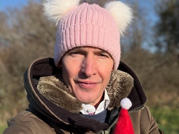 Виконавець гіта You're Beautiful обурив українців фото в шапці з гербом РФ