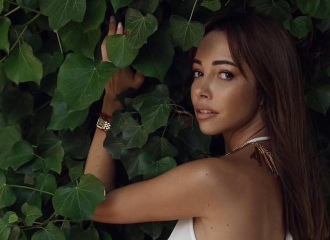 Катерина Кухар позувала у боді для нової фотосесії: відео зі зйомок