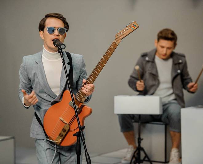 Brunettes Shoot Blondes