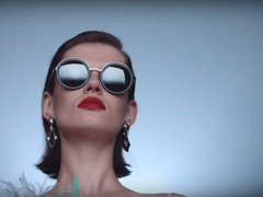 Рекламная кампания очков от Prada
