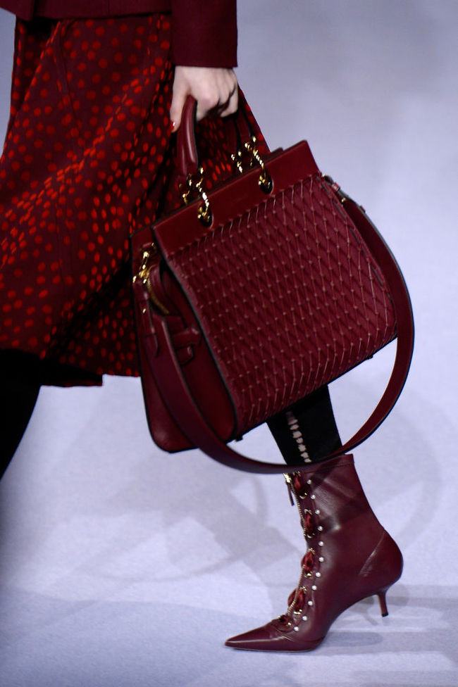 Модная обувь на осень: ботильоны с острым носком