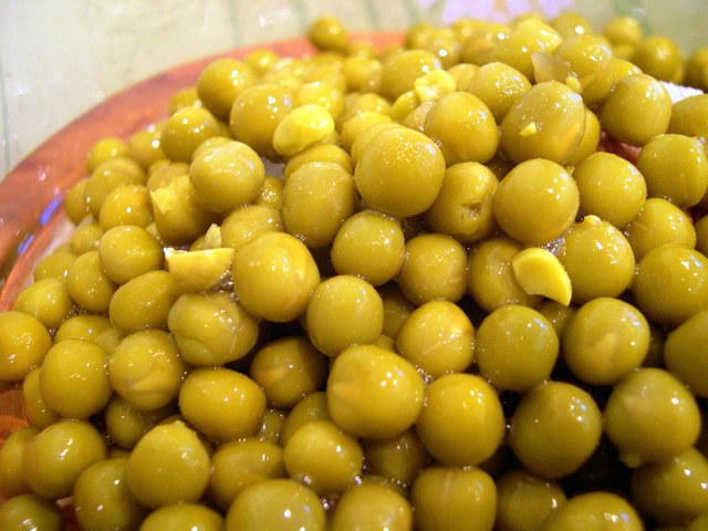 Салат с тунцом, кукурузой и горошком