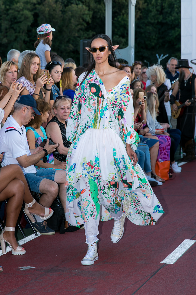 Fashion Show SEREBROVA SS20 на Пешеходном мосту через Днепр: фотоотчёт