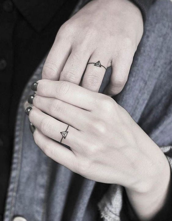 Татуировки обручальные кольца на пальцах (76 фото)